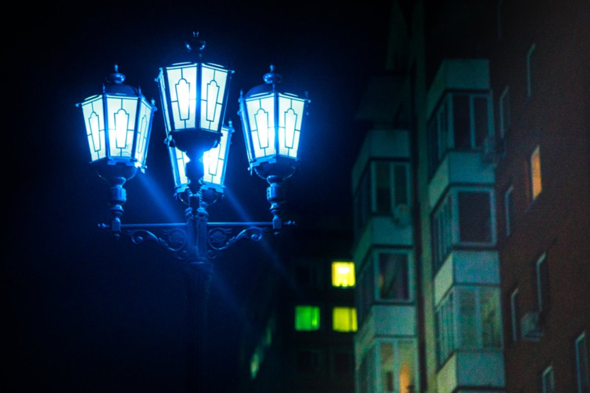 Уличный фонарь ночью