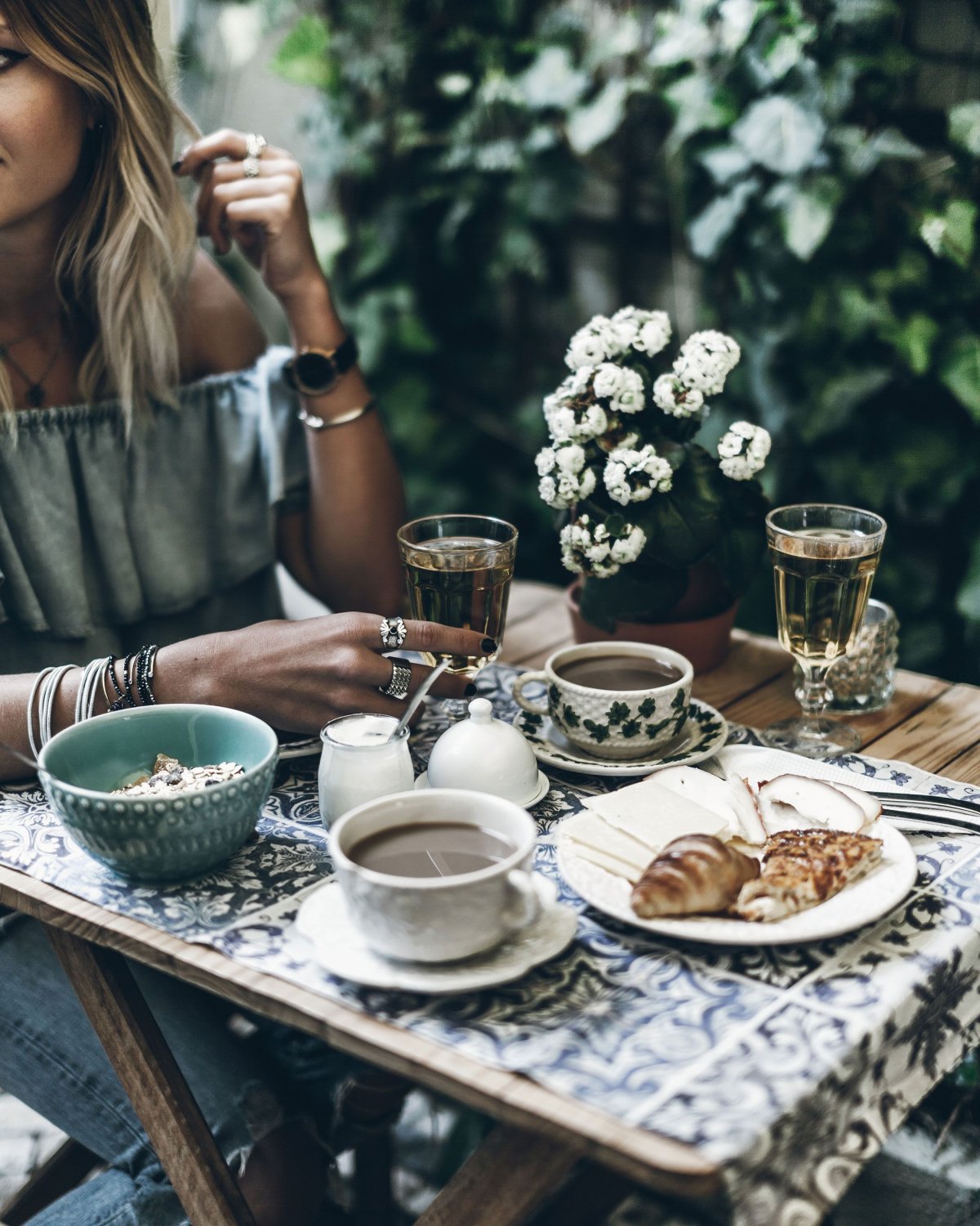 Кружка чая в кафе