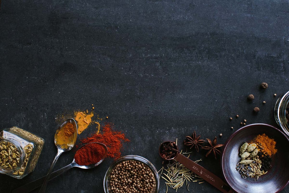 Пряности на темном фоне