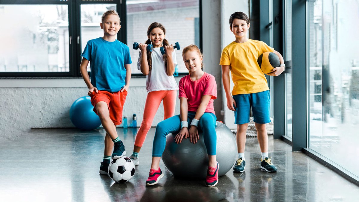 Подростки в спортзале