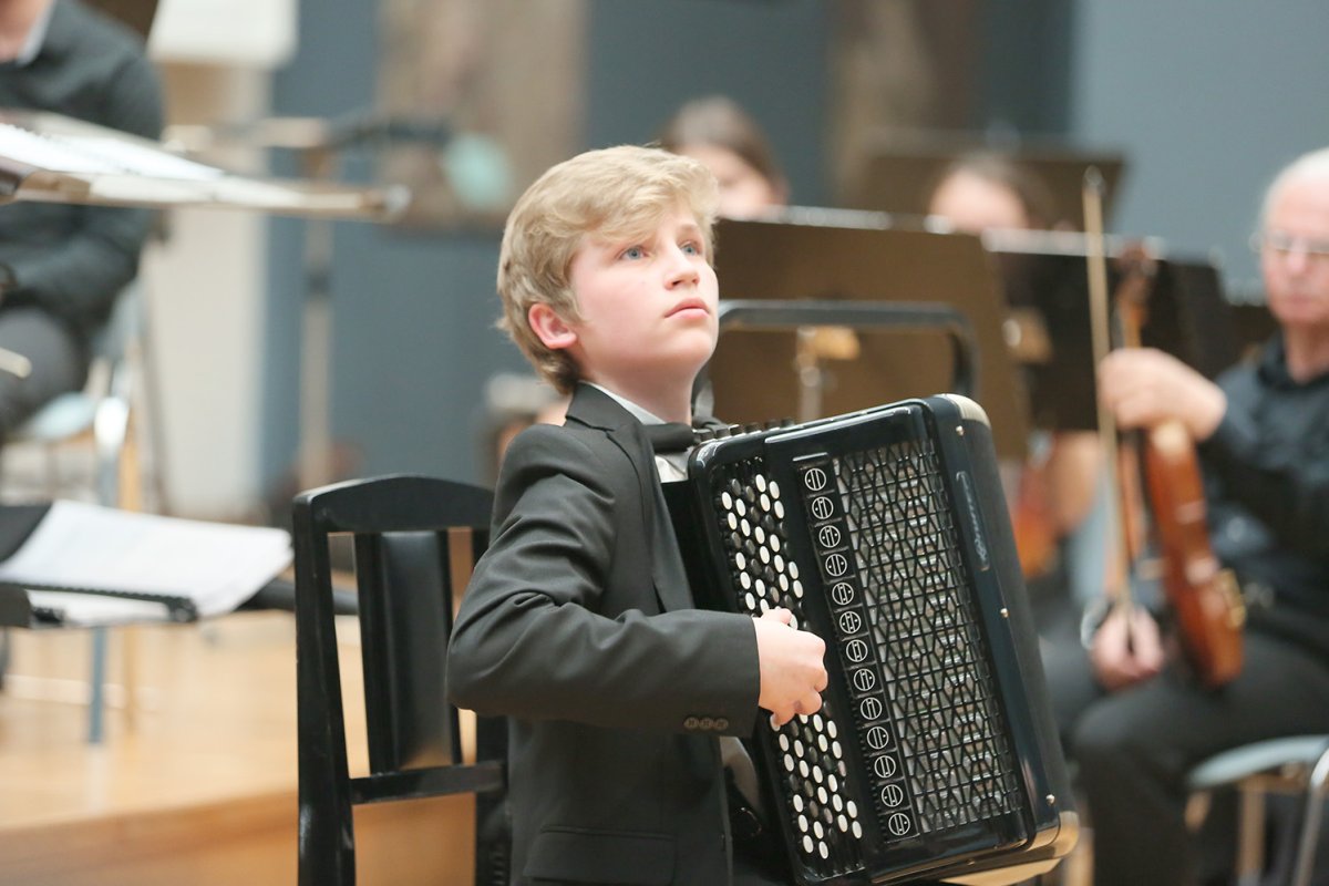 Маленький музыкант на уроке