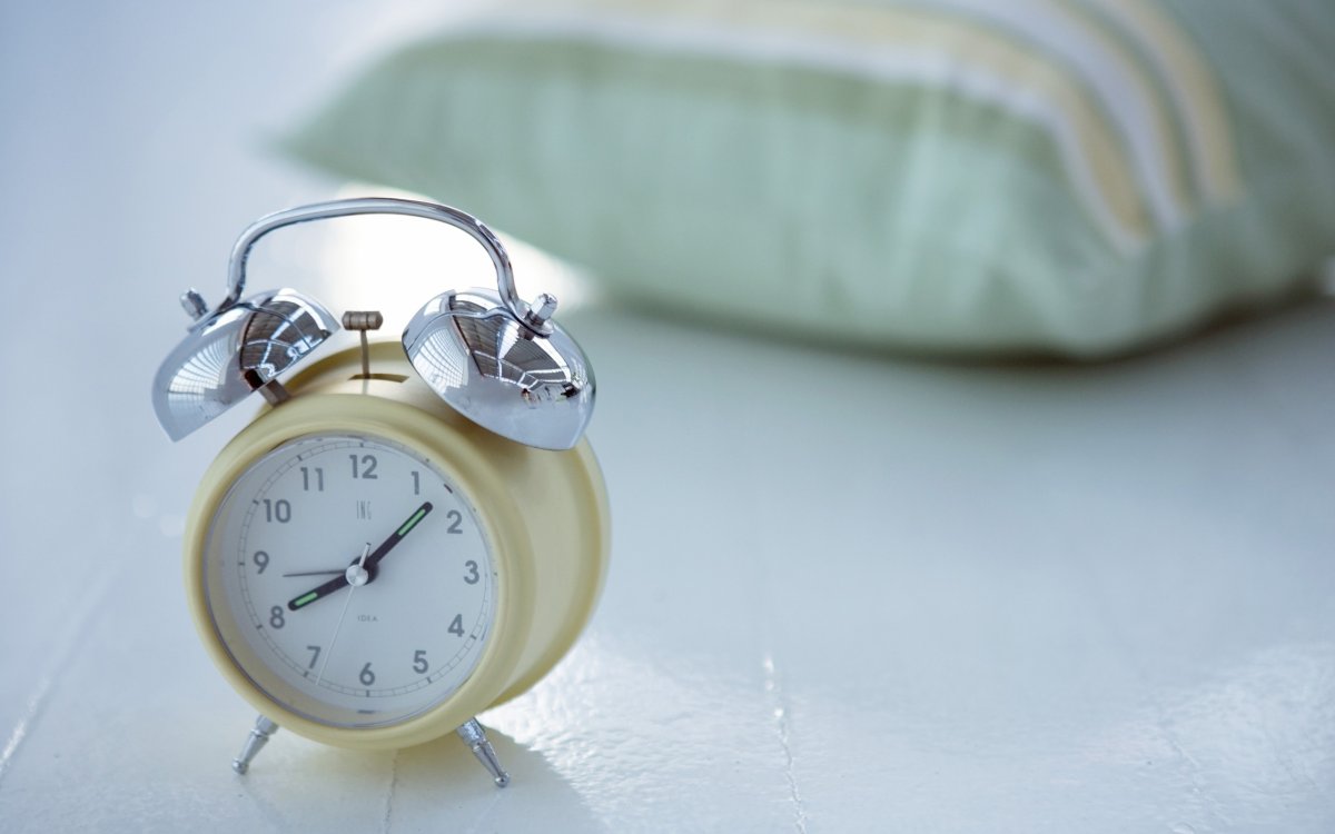 Будильник возле кровати