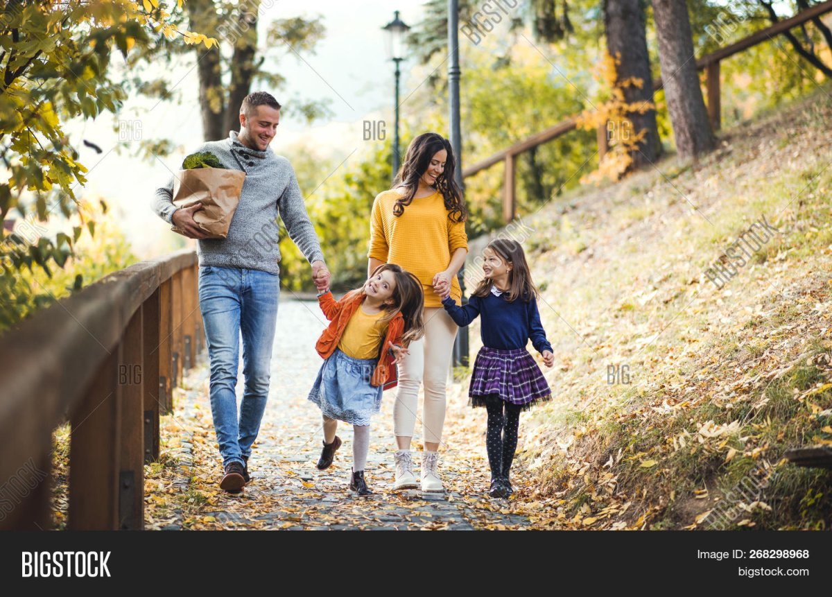 Семья с детьми на прогулке