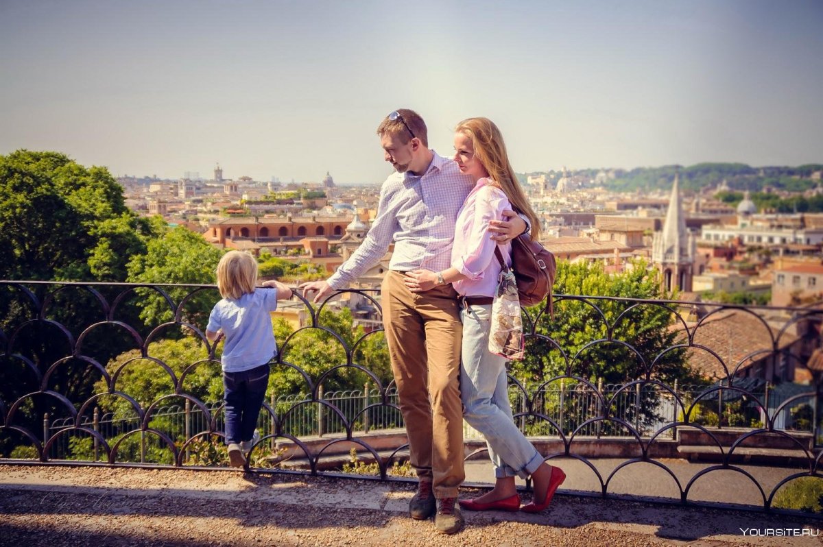 Счастливая семья в городе