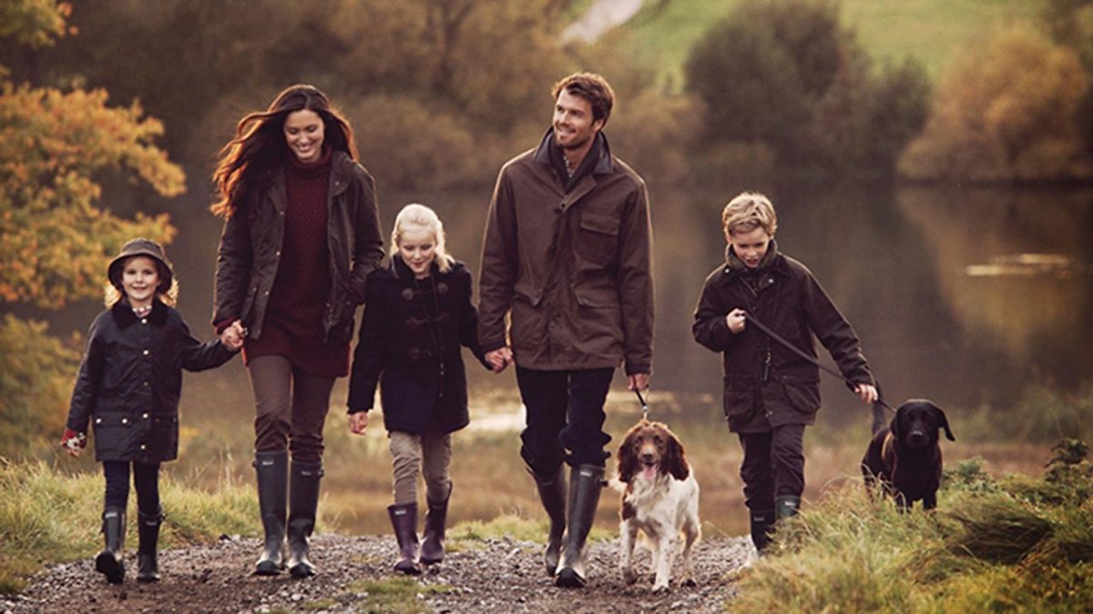 Семья с двумя собаками