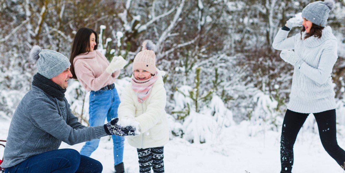 Люди играют в снежки