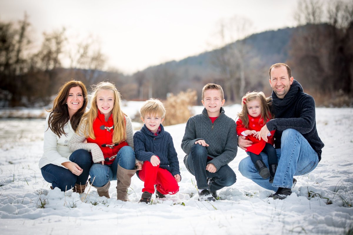 Семейная зимняя фотосессия на природе