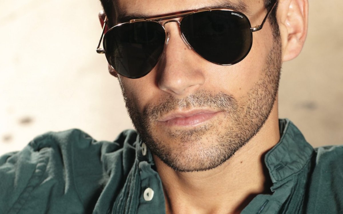 Парень в темных очках