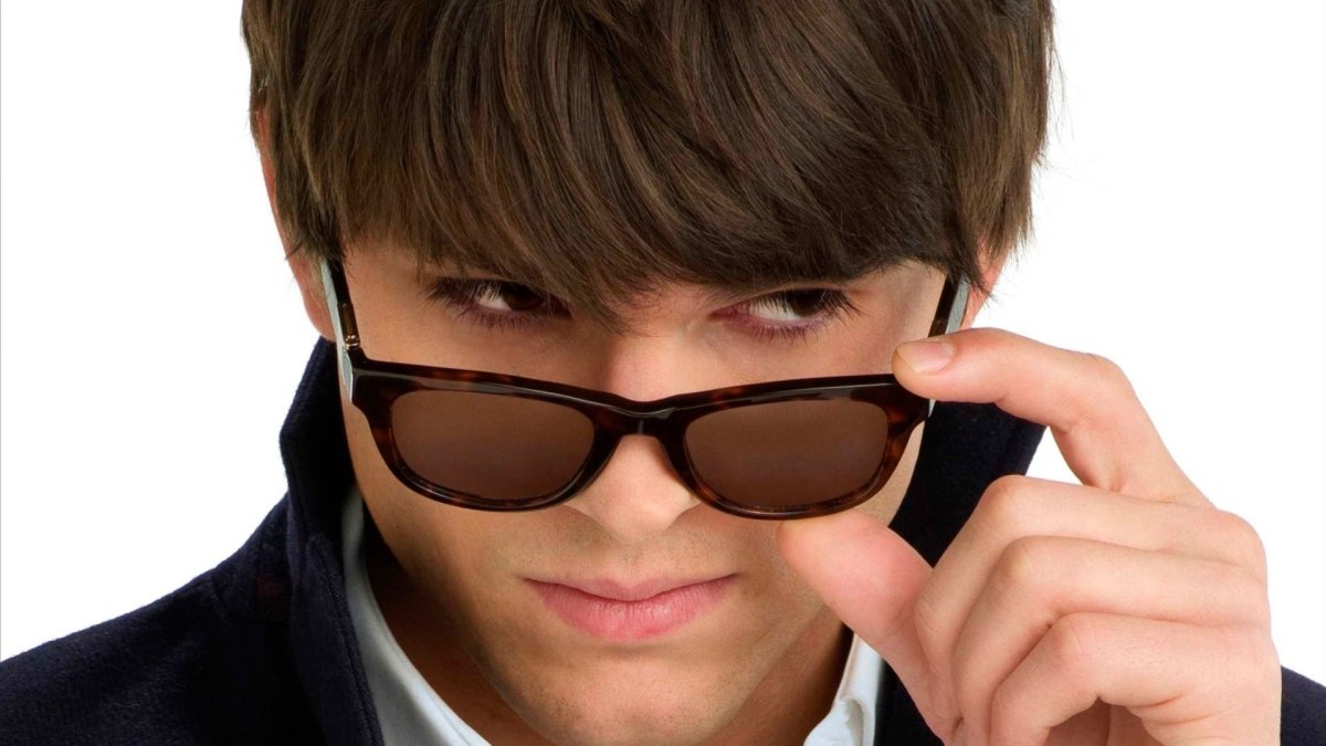 Эштон Кутчер в очках