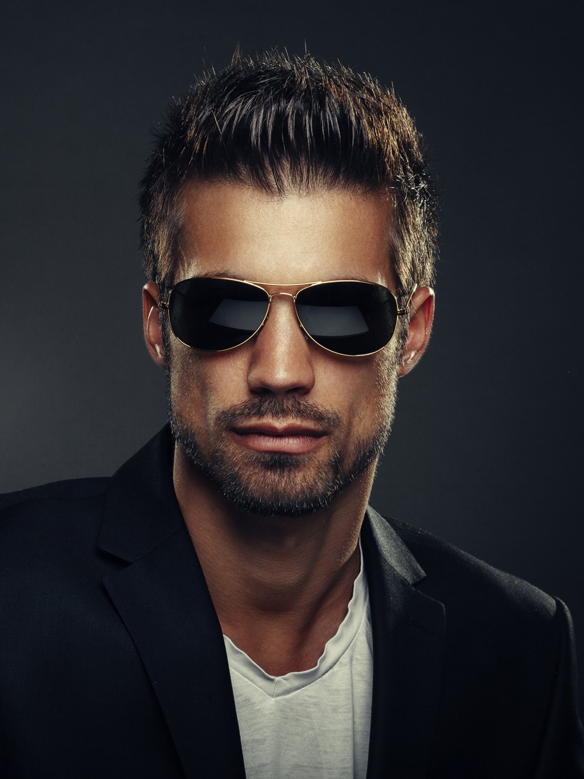 Брутальный мужчина в очках