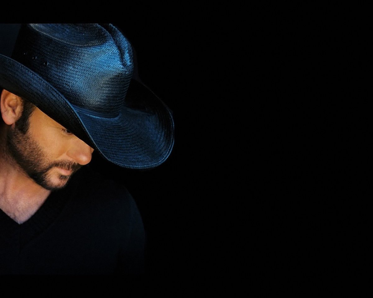 Красивый мужчина в шляпе