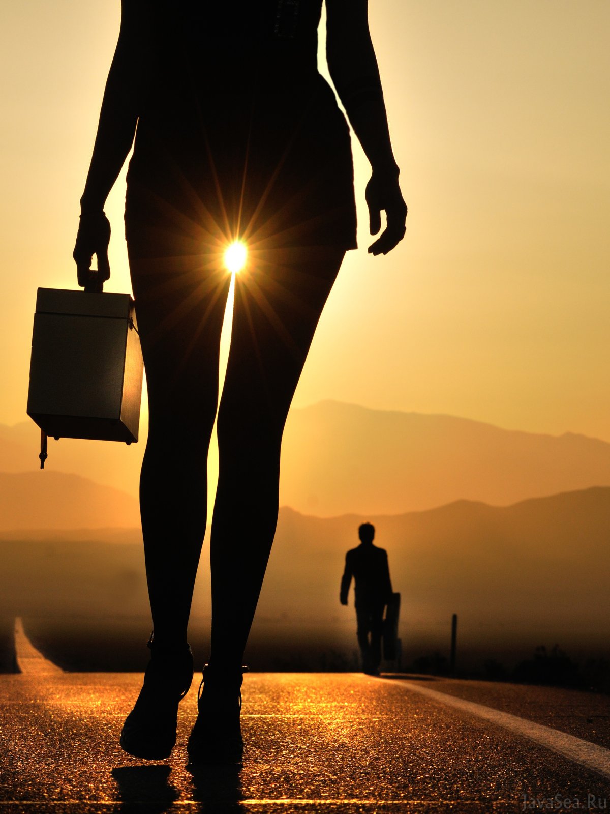 Девушка уходящая в закат