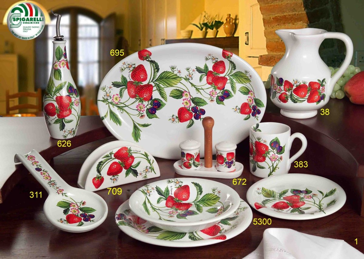 Красивая кухонная посуда эмалированная