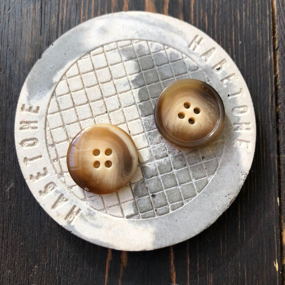 Пуговка рисованная черно белая