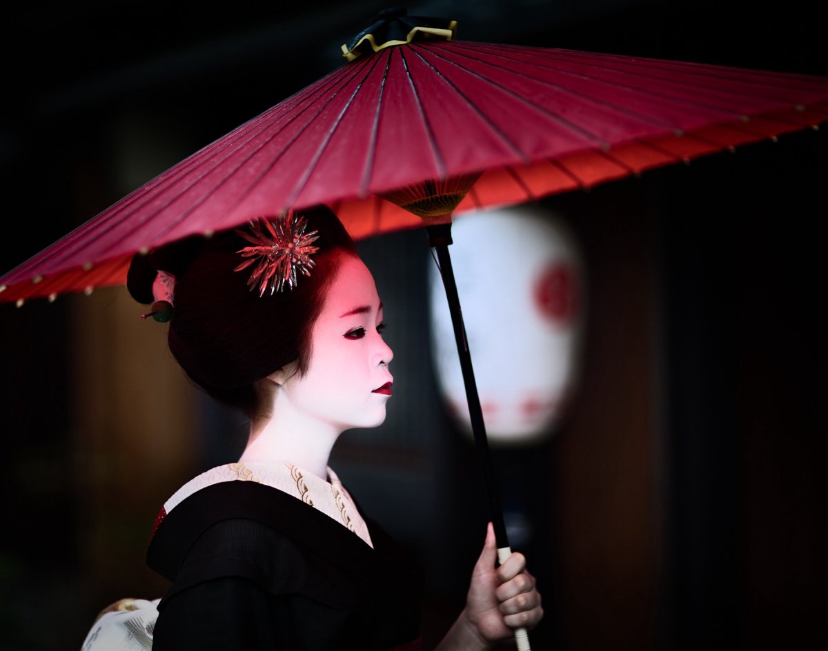 Япония гейши Майко с веером