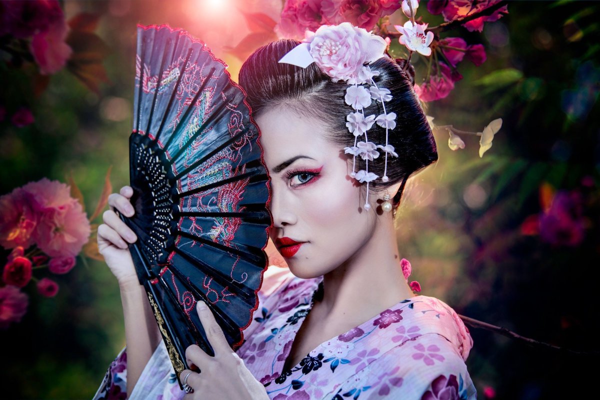 Девушки с веерами красивыми