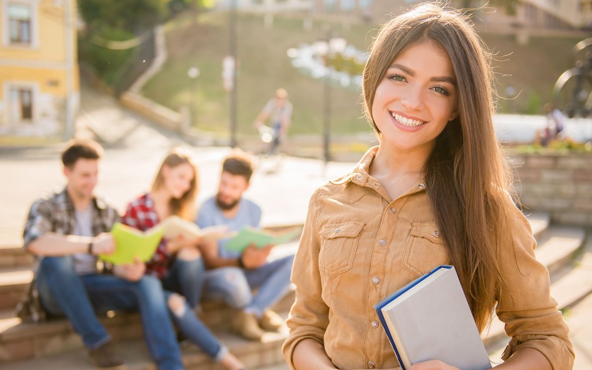 Студенты улыбаются