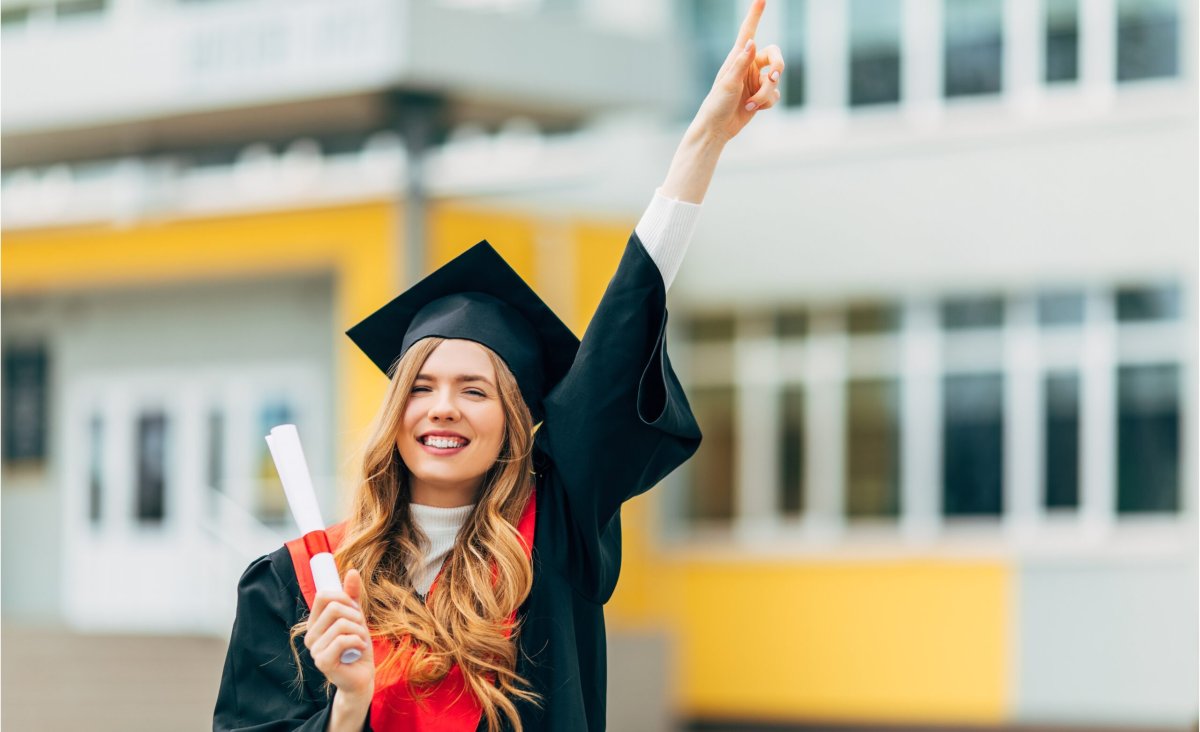 Радостная студентка