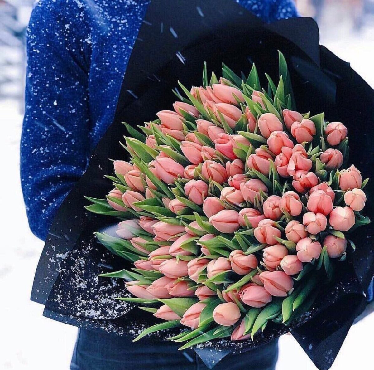 Девушка с букетом сирени