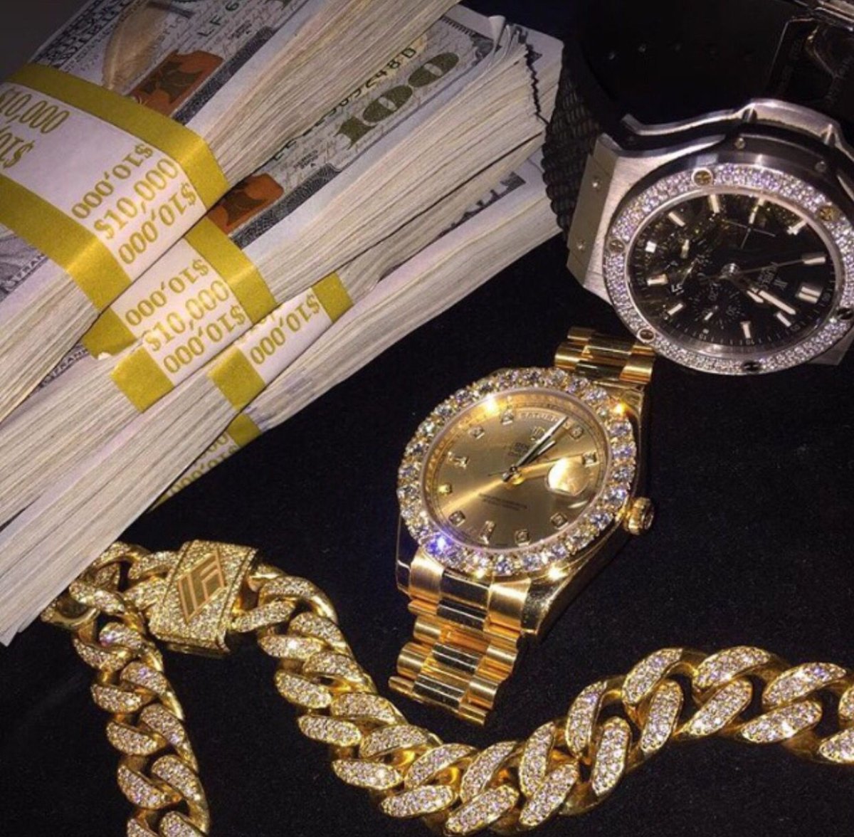 Дорогие часы и деньги