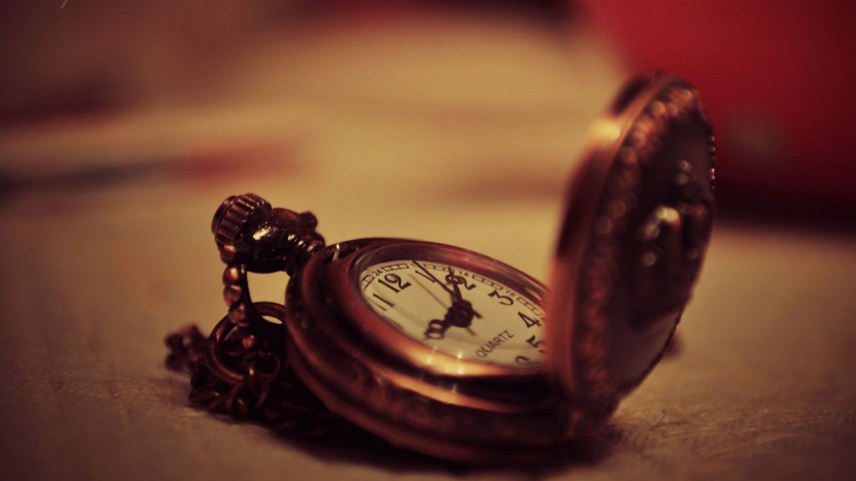 Карманные часы на столе