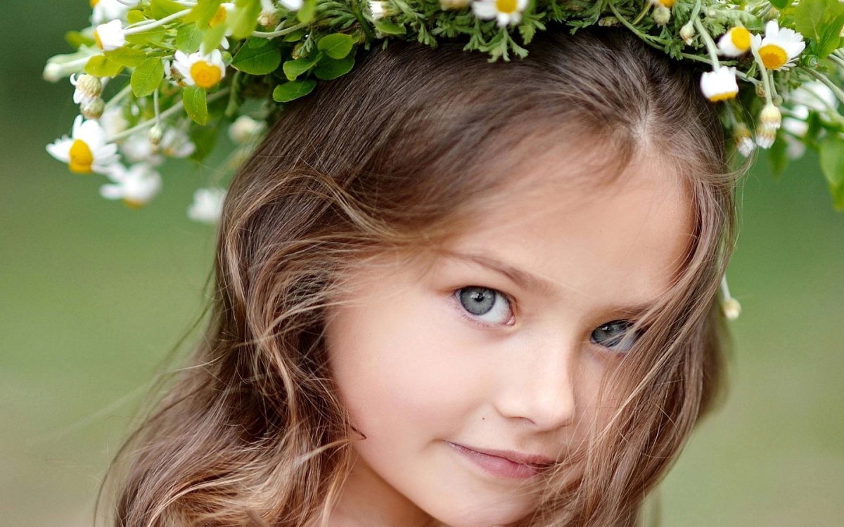 Маленькая девочка с зелеными глазами