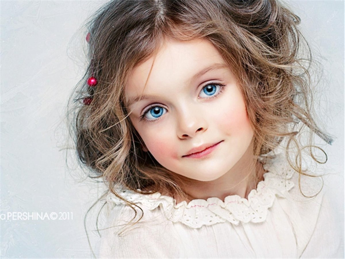Красивая маленькая девочка с голубыми глазами