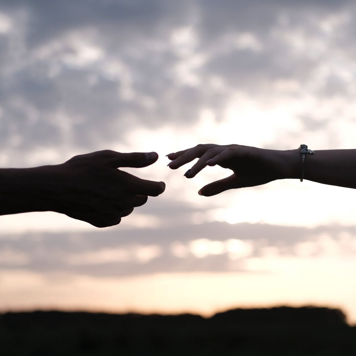 Руки тянутся друг к другу