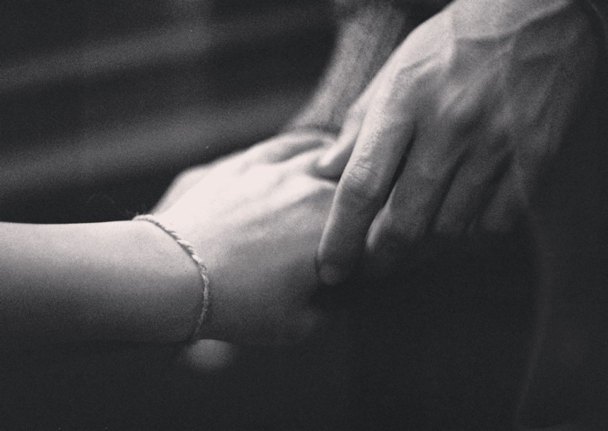 Прикосновения рук влюбленных