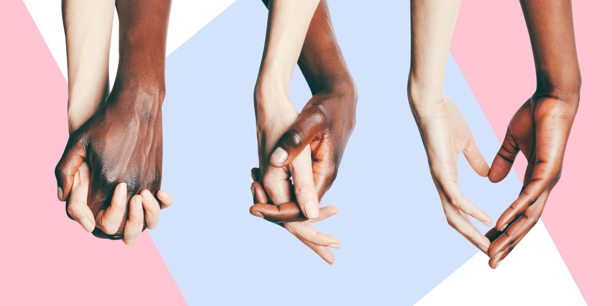 Мужчина и женщина держатся за руки