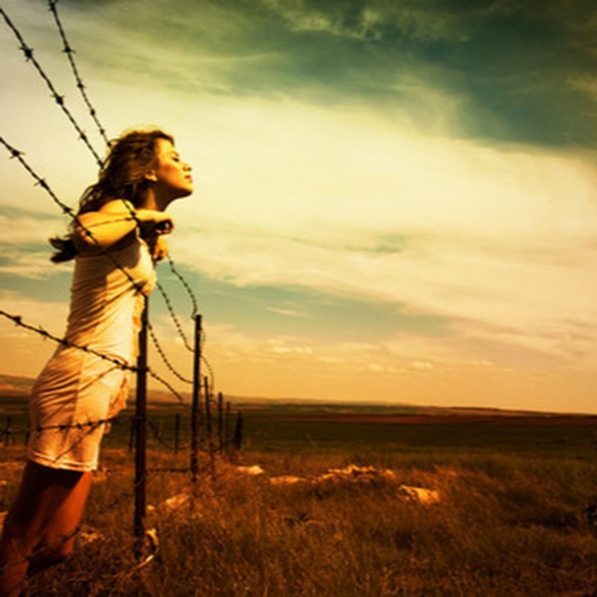 Силуэт счастливой девушки