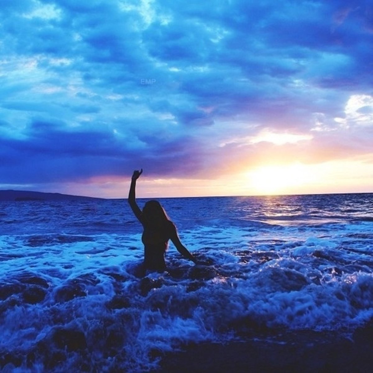 Девушка и улетающие птицы