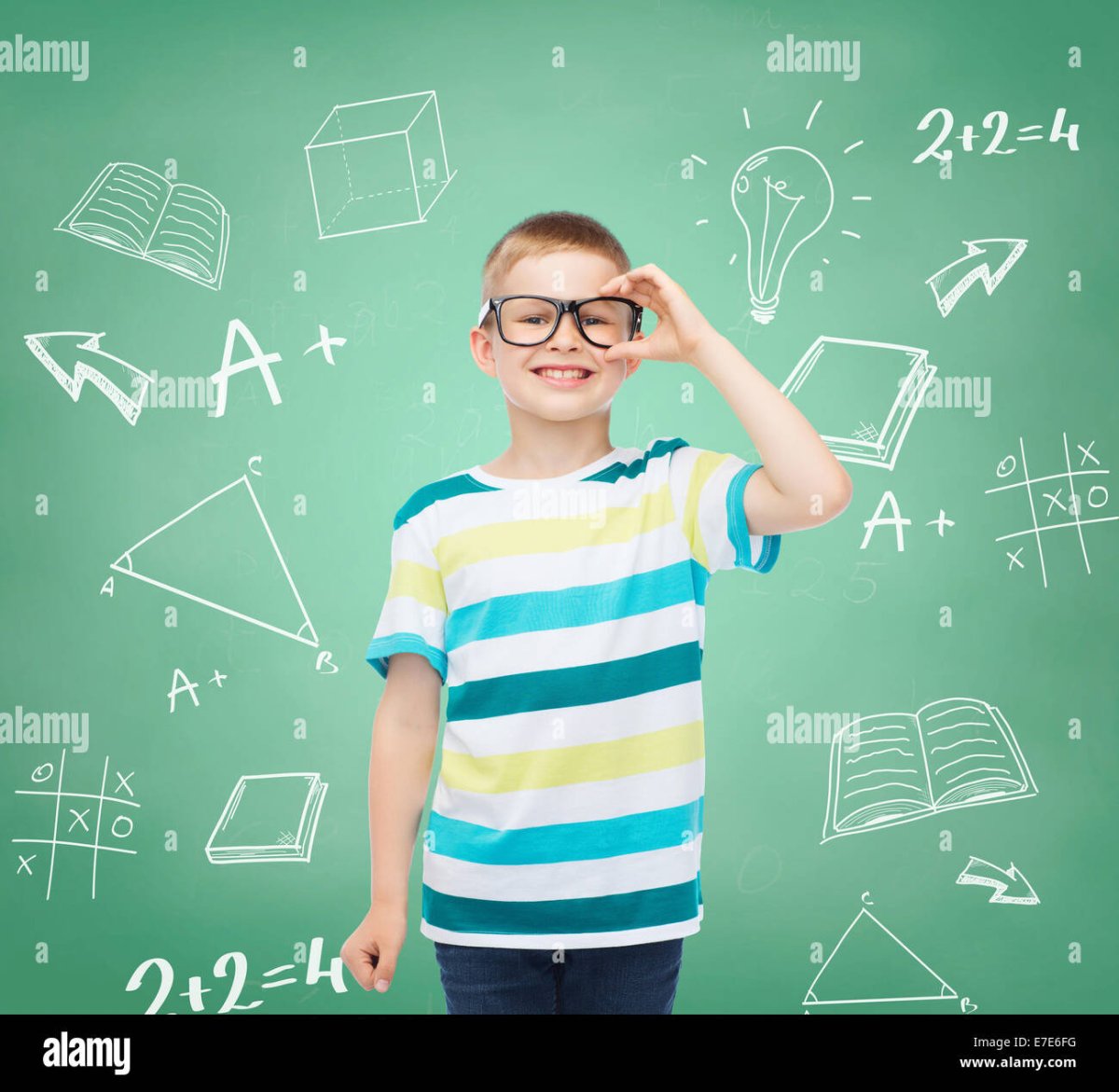 Мальчик в очках улыбается