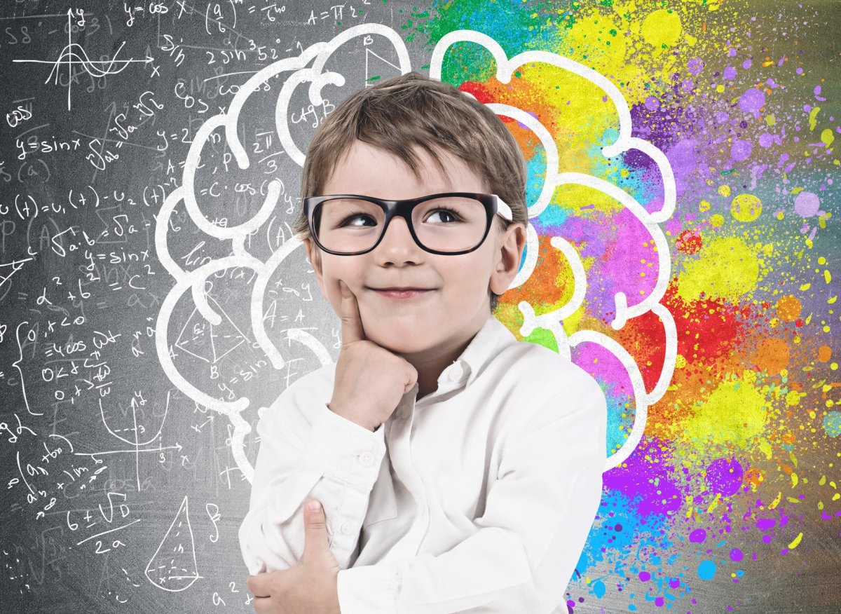 Мальчик в очках с книгой