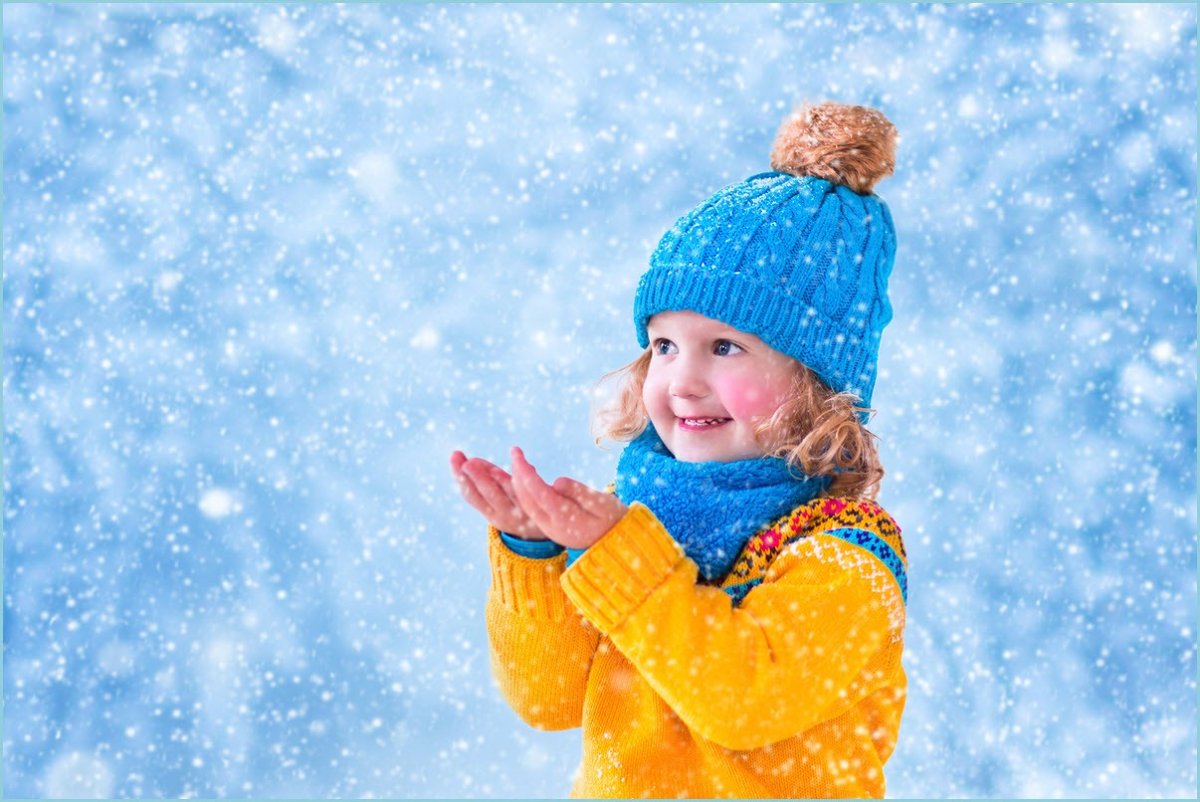 Девочка ловит снежинки