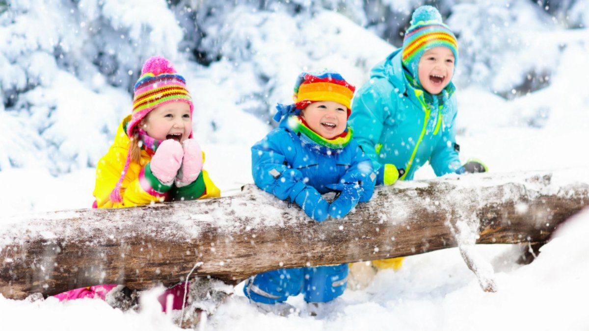 Дети на прогулке зимой