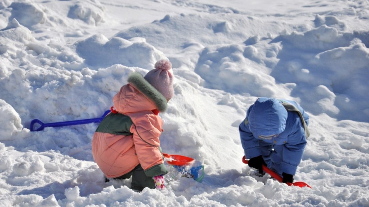 Рисование на снегу цветной водой