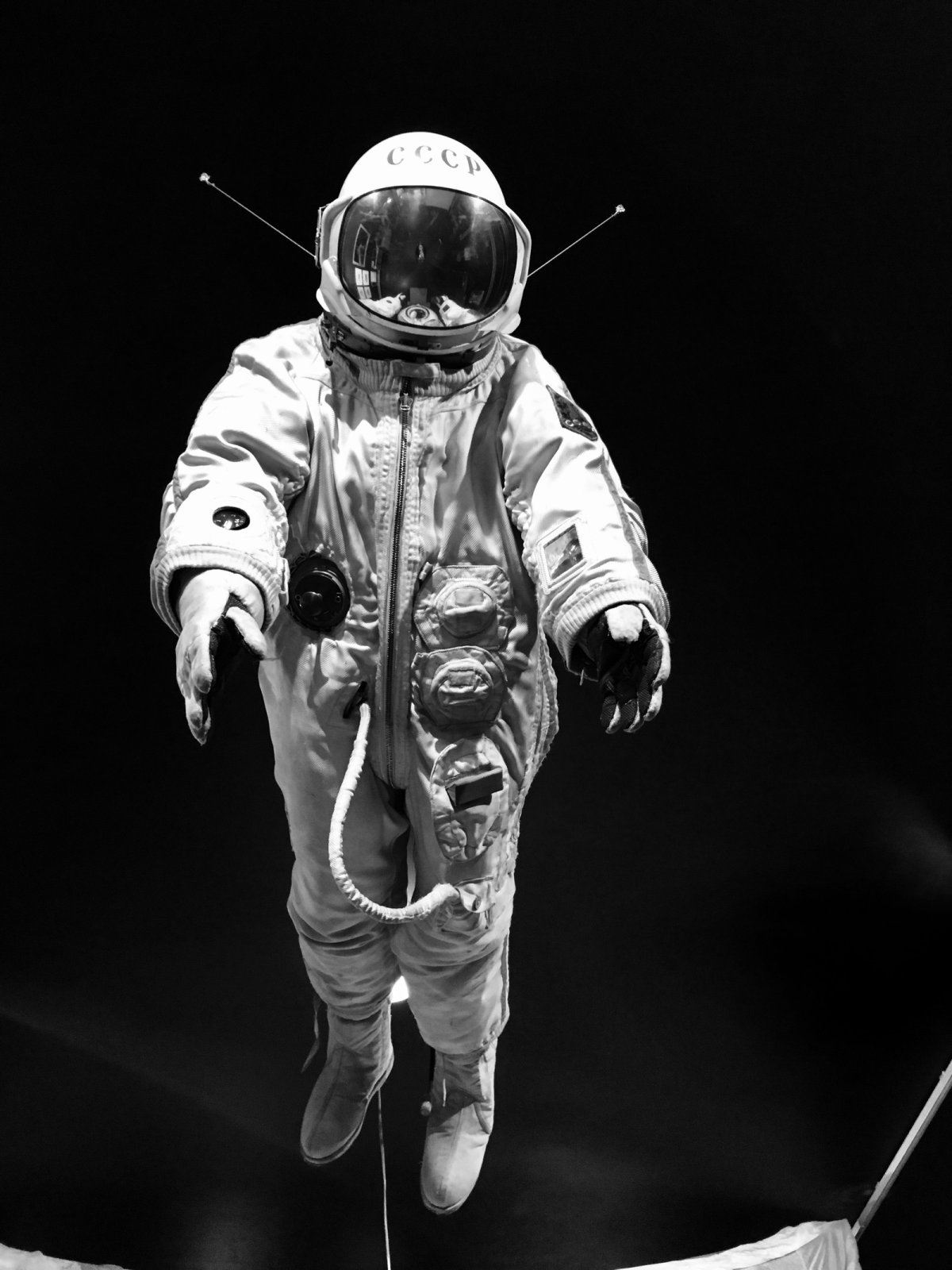 Космонавт в скафандре в космосе