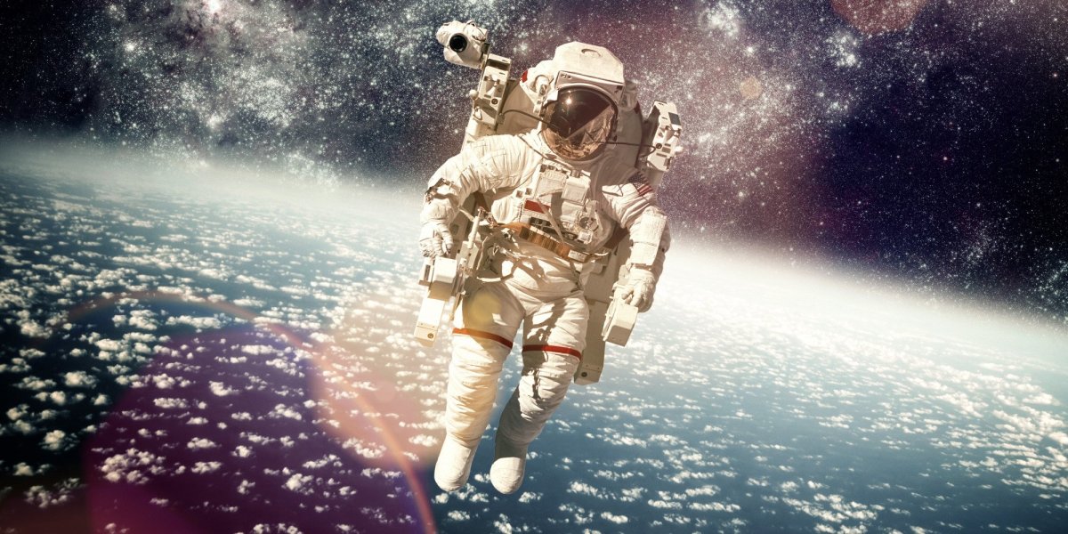 Космонавт в космосе
