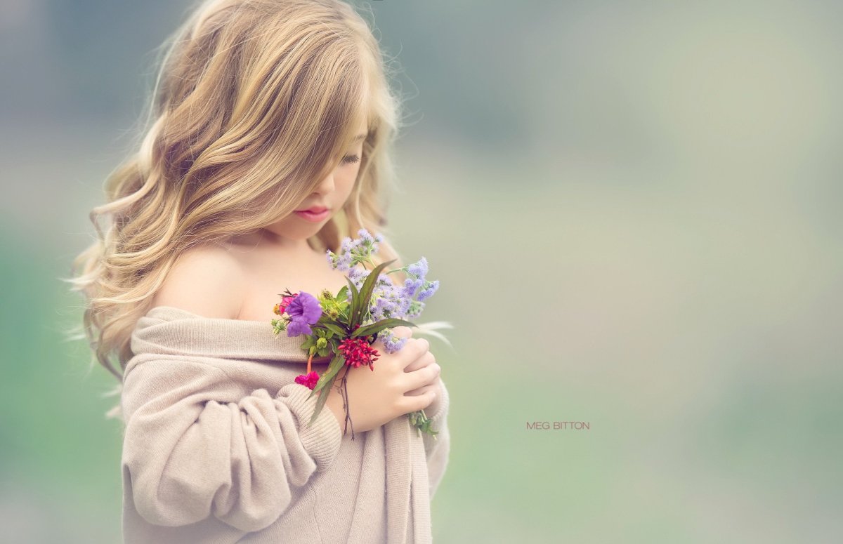 Девочка с цветами