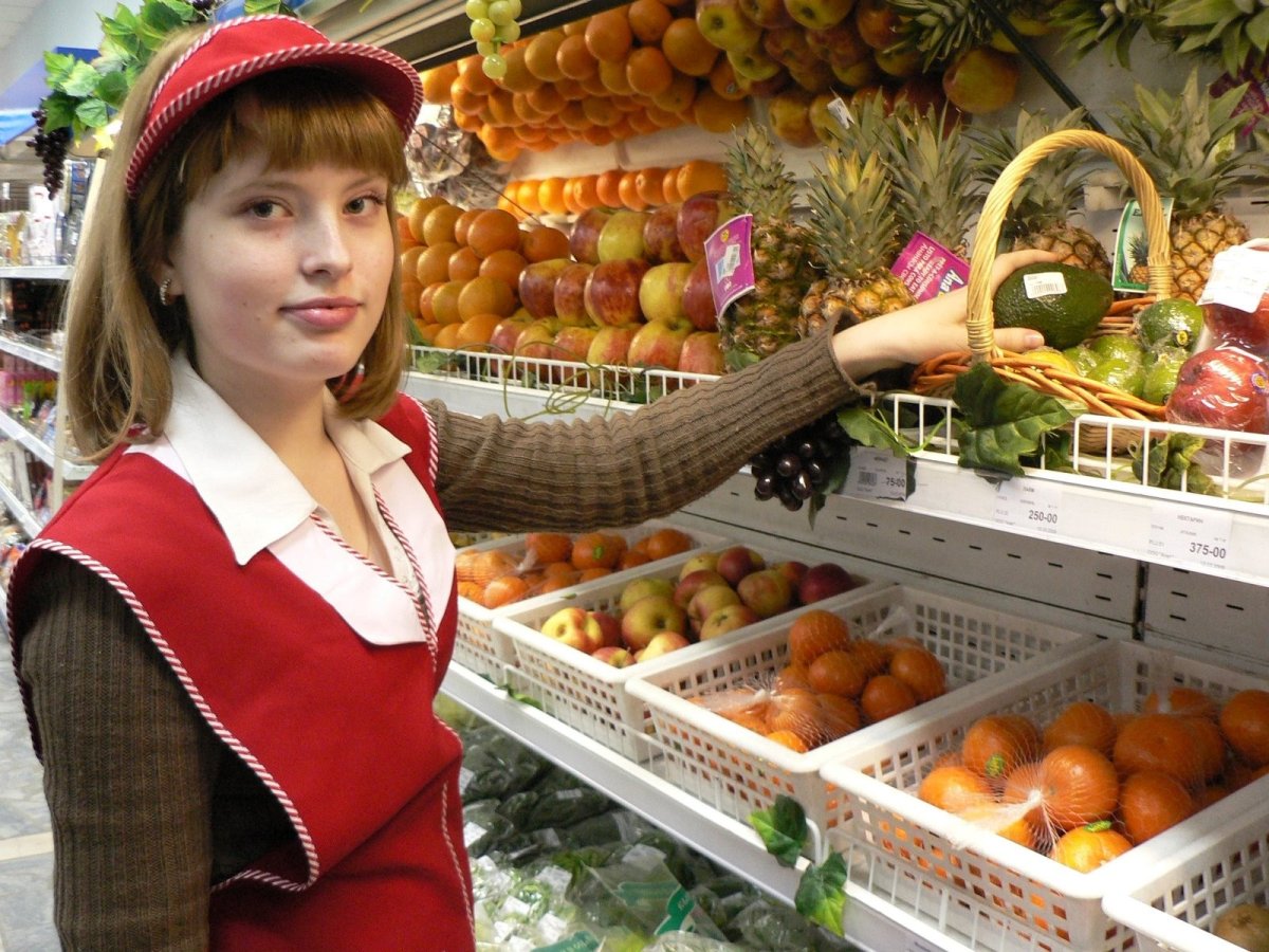 Продавщица в продуктовом магазине