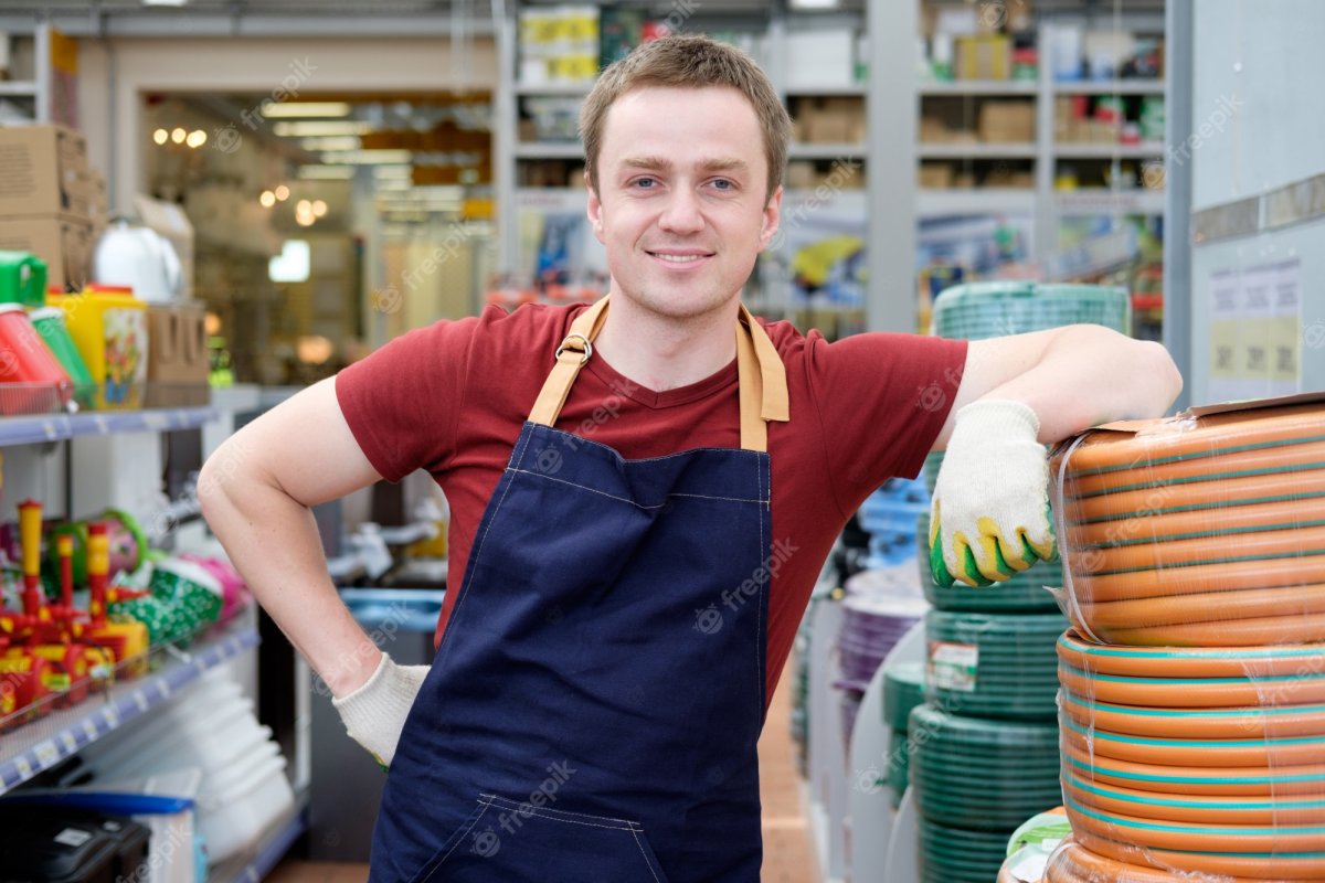 Продавец строительных материалов