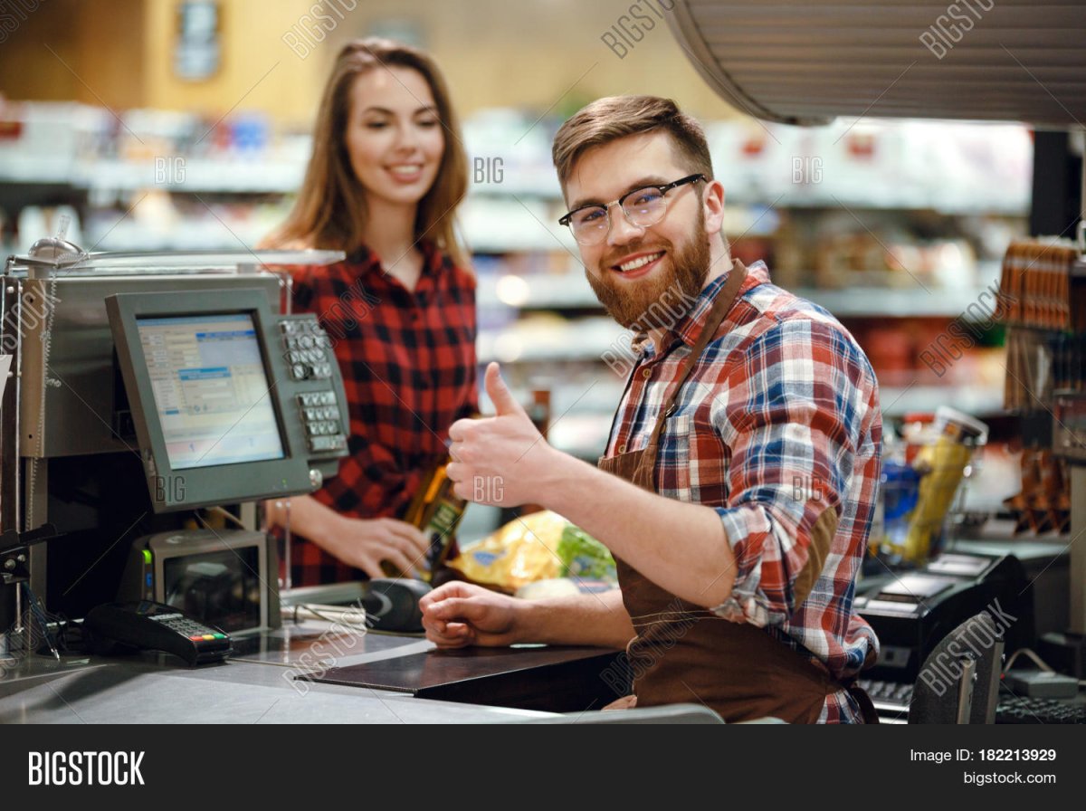 Мужчина продавец касса