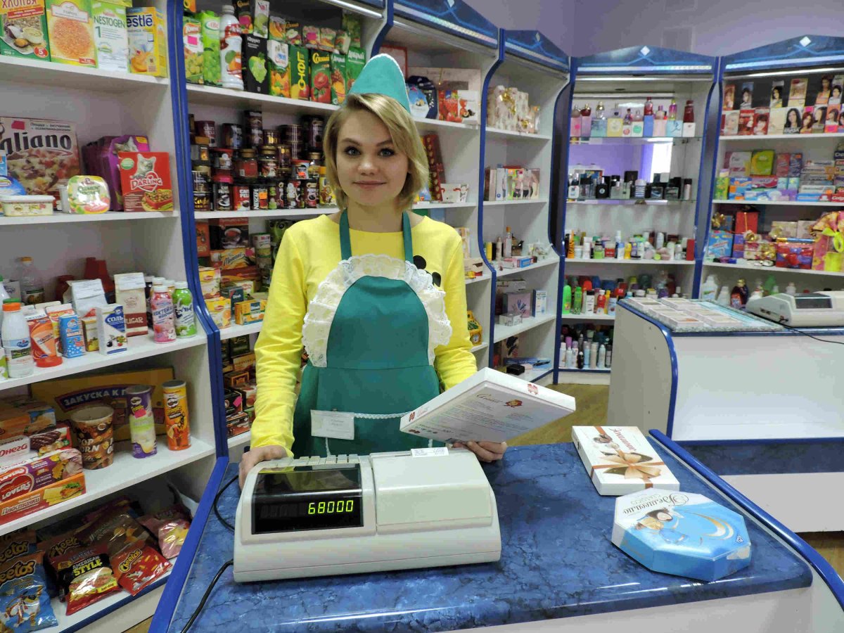 Продавщица в продуктовом магазине