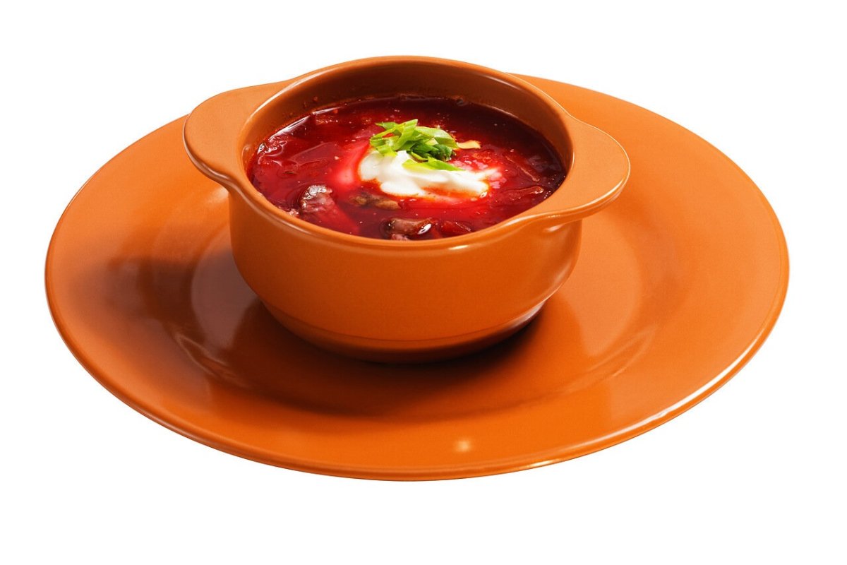 Тарелка борща на белом фоне