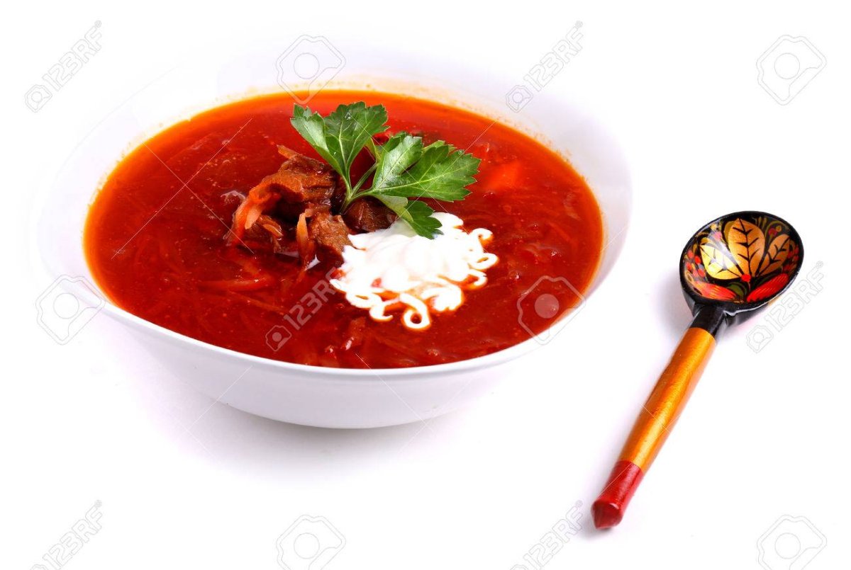 Борщ со сметаной на белом фоне