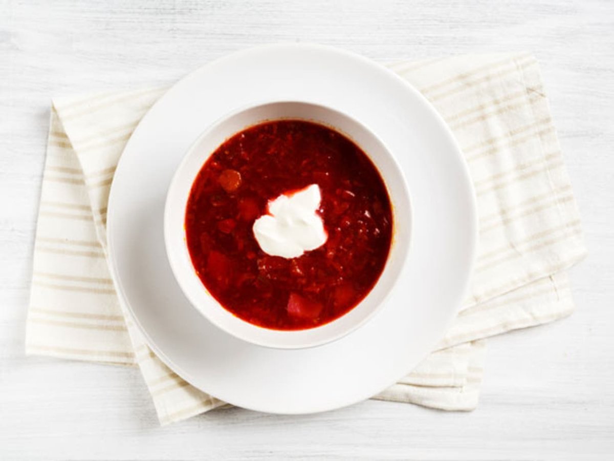 Борщ на сером фоне