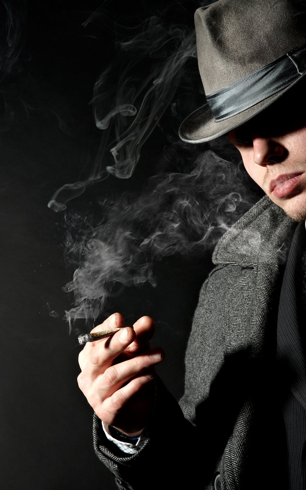 Мужчина в шляпе с сигаретой