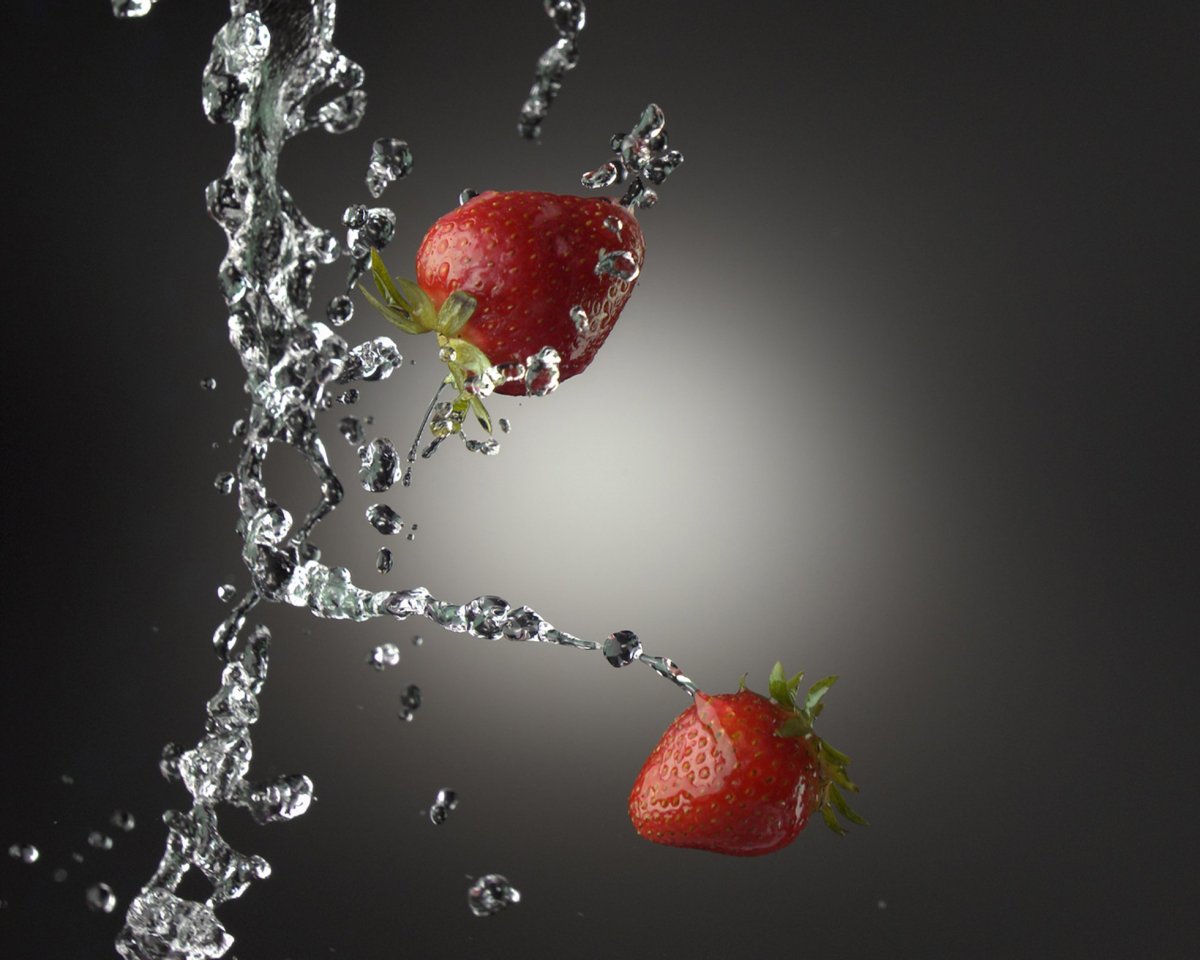 Клубника в брызгах воды