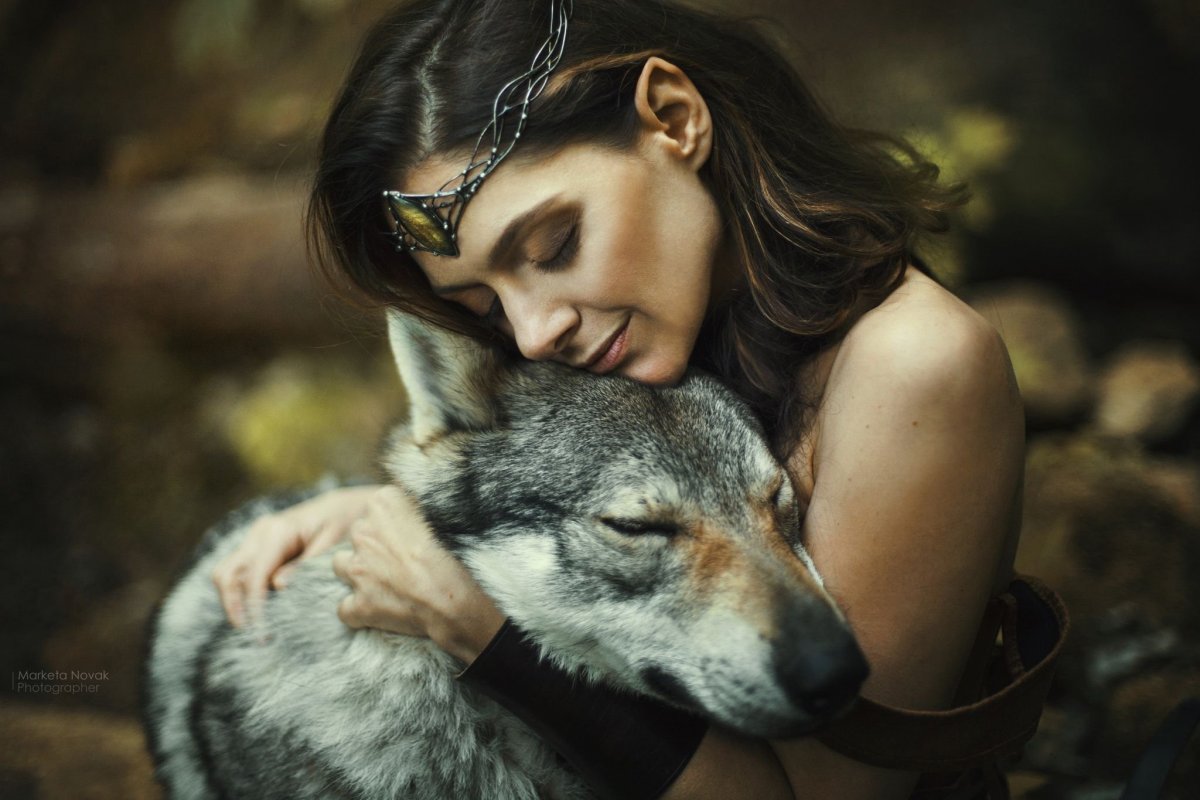 Волчица и женщина